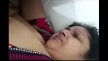 Девушка выполняет массаж пениса свой вагиной